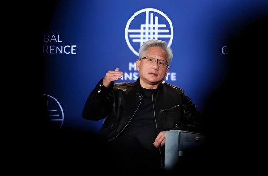 “我和谁吃饭,第二天股价就翻倍!” 黄仁勋高调秀饭局影响力,华尔街却只盯三个数字:75%、74%、71%